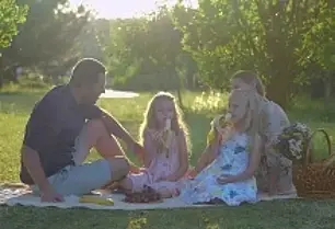 Familie picknickt im Grünen.