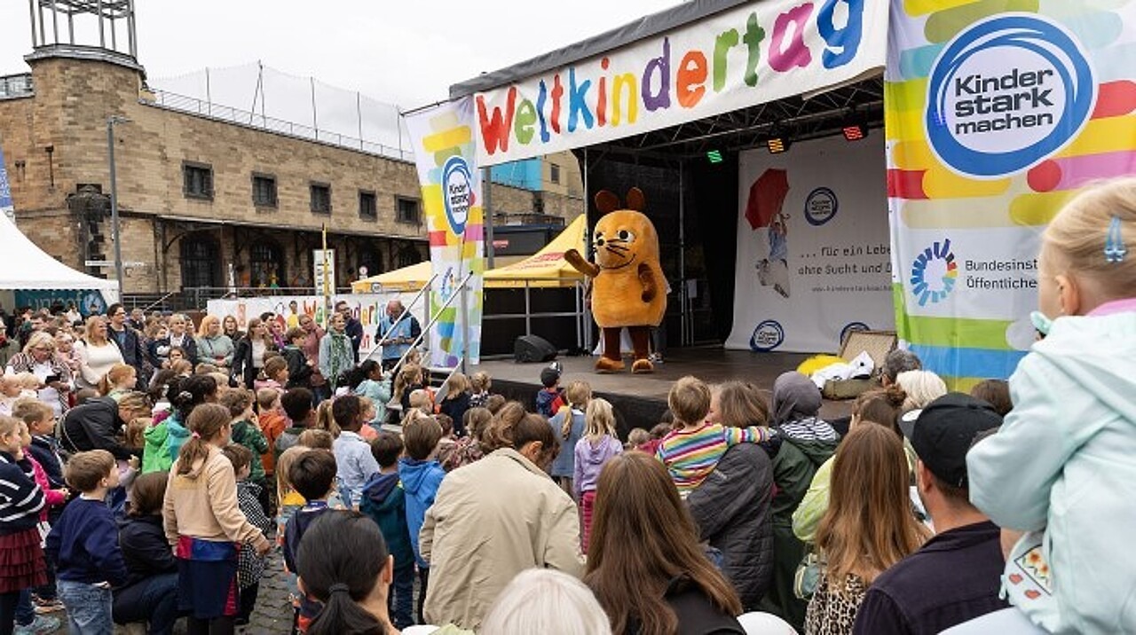 Die WDR-Maus begrüßt die Menschenmenge.