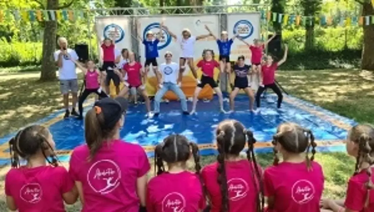 Kinder auf der „Kinder stark machen“-Spielbühne bauen eine Menschenpyramide.
