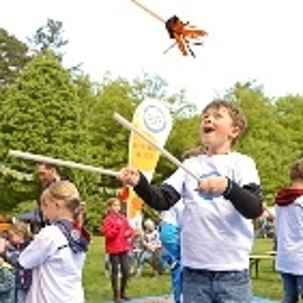 Junge jongliert mit einem Flowerstick