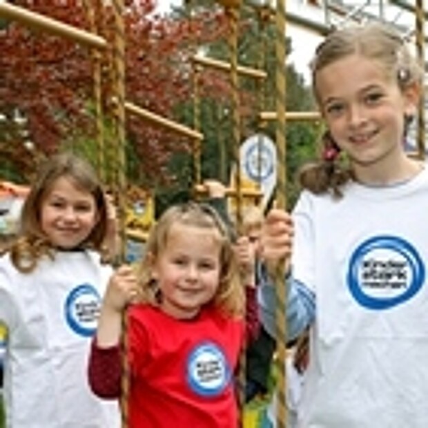 Drei Mädchen im Klettergarten