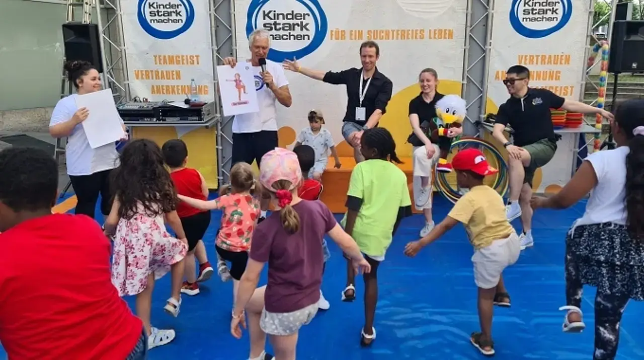 Kinder üben auf der Aktionsbühne Yoga.