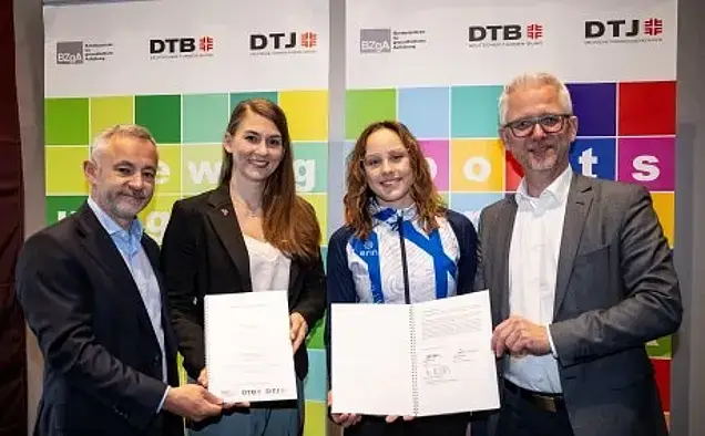Bild mit DTB-Präsident Dr. Alfons Hölzl, DTJ-Vorsitzender Julia Schneider, Nationalteam-Turnerin Sarah Voss und Prof. Dr. Martin Dietrich, Kommissarischer Direktor der BZgA