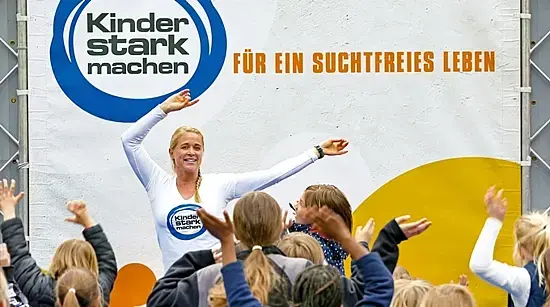 Singa tanzt auf der Aktionsbühne vor vielen Kindern