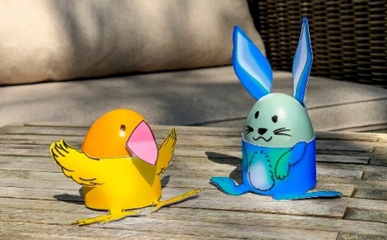ein gelbes Küken-Ei und ein blaues Hasen-Ei auf dem Tisch