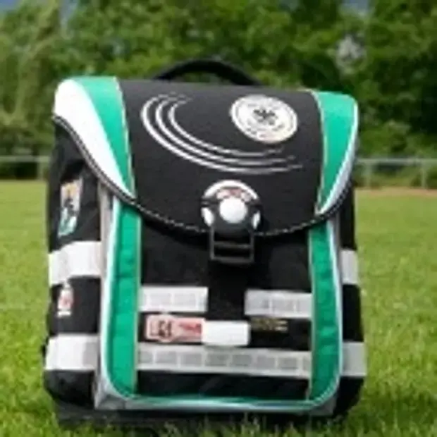 Ein Ranzen auf Rasen