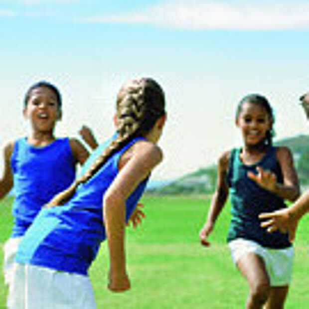 Kinder spielen auf einer Wiese