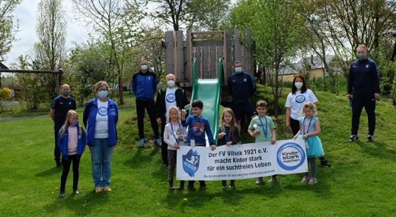 Die Kinder des Kindergarten Vilseck halten das „Kinder stark machen"-Banner hoch