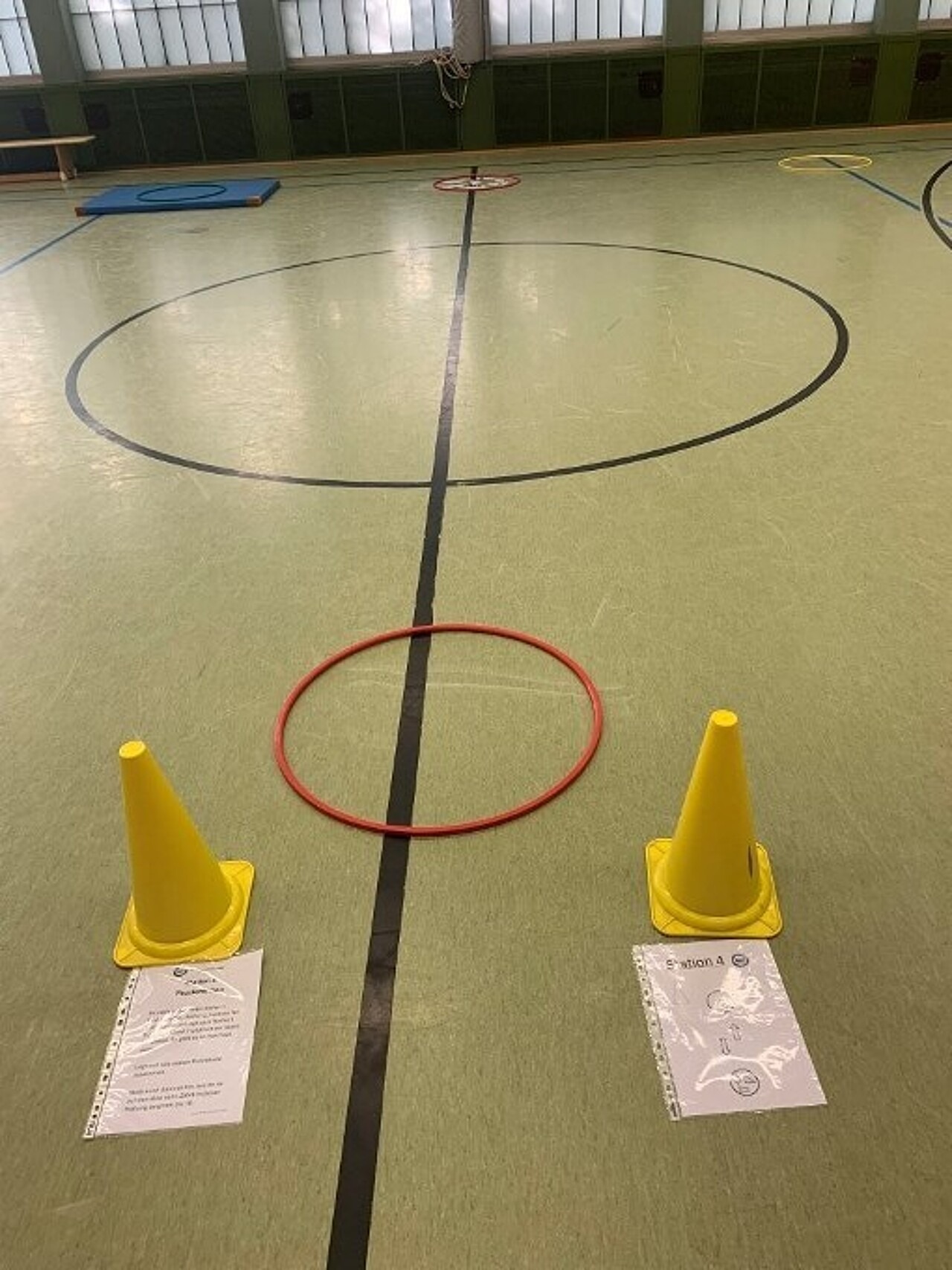 2 Reifen mit 10m-Abstand auf dem Hallenboden, 2. Reifen mit 9 Puzzleteilen