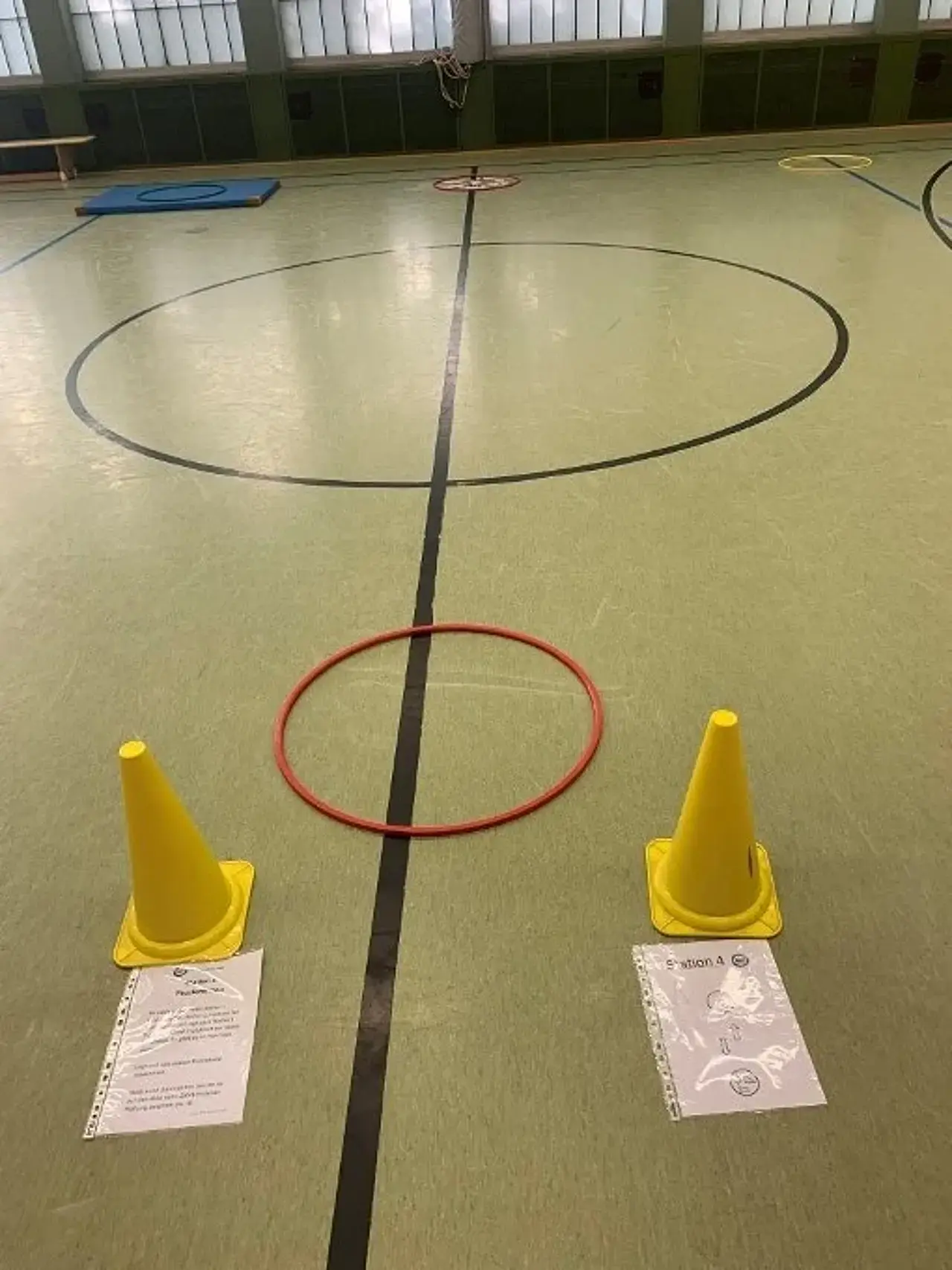 2 Reifen mit 10m-Abstand auf dem Hallenboden, 2. Reifen mit 9 Puzzleteilen