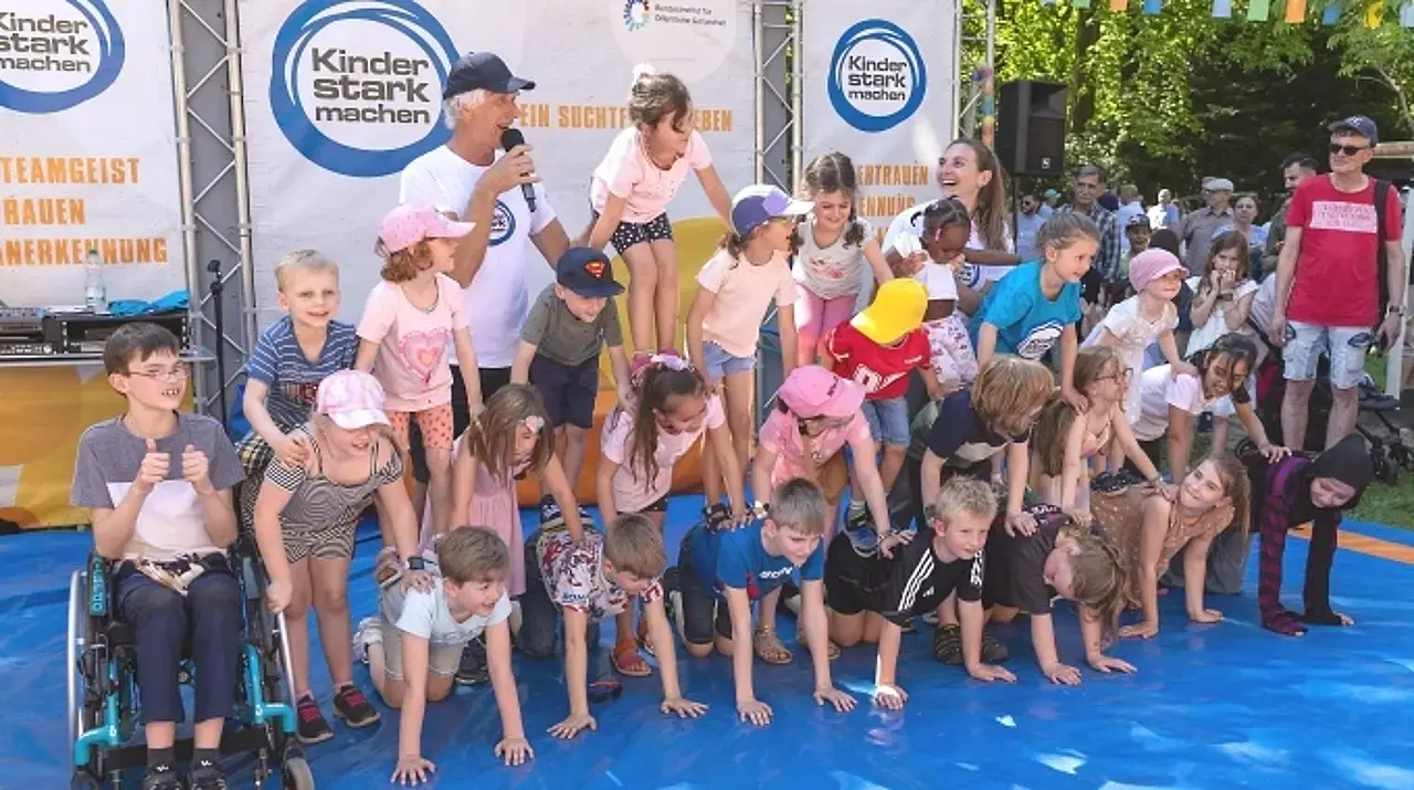 Kinder bilden eine Menschenpyramide auf der Aktionsbühne