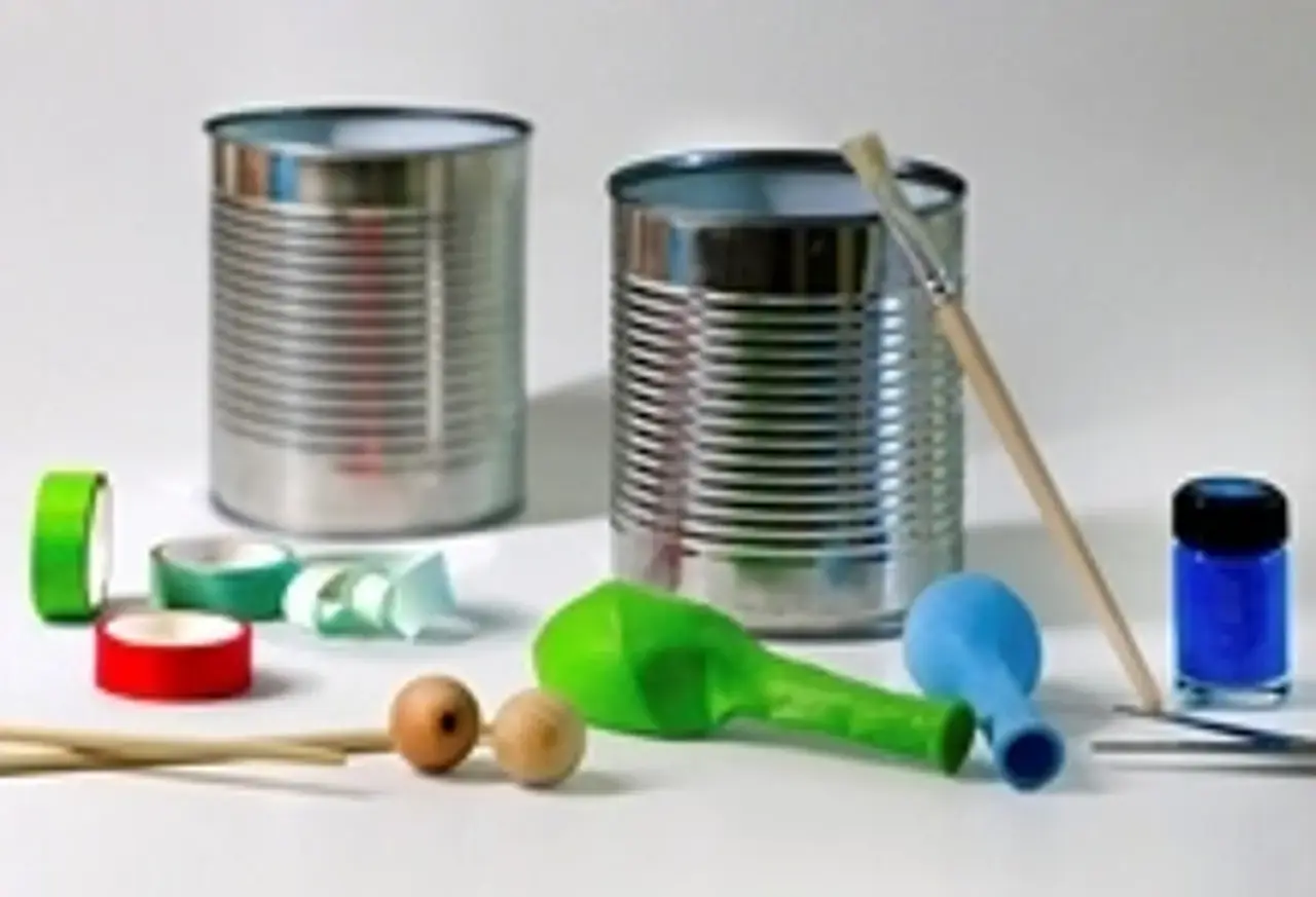 Material für Dosentrommel: Dose, Essstäbchen, Luftballon, Acrylfarbe, Dekotape