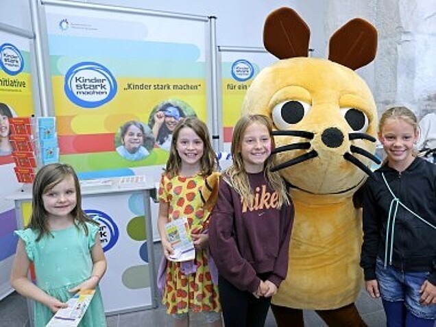 Kinder mit der Maus auf der „Kinder stark machen“-Bühne 