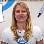 Eine Frau erklärt ein Mitmach-Spiel