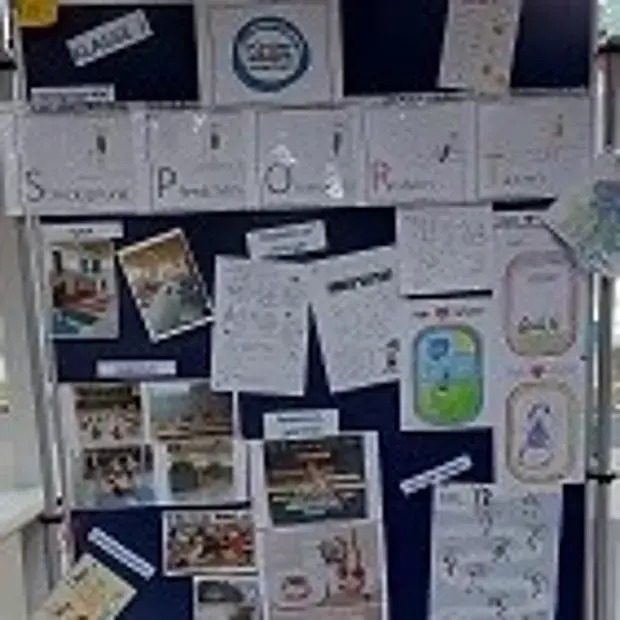 © St. Georg Grundschule Saerbeck Eine Stellwand mit Informationen rund um Bewegung, Ernährung und Kreativität