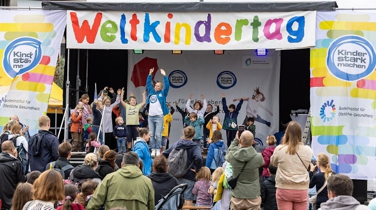 BIÖG-Bühne mit Singa und Kindern und viel Publikum