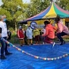 Zwei Kinder überspringen ein großes Seil