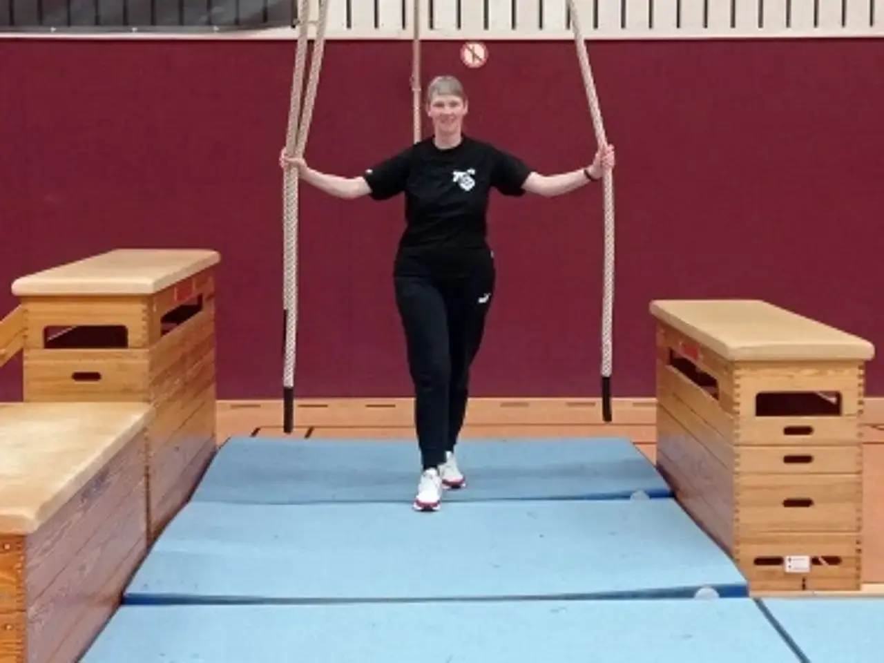 Übungsleiterin Maren Krause in der Turnhalle