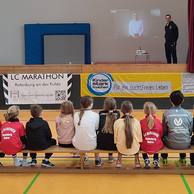 Die Kinder lauschen gespannt dem Vortrag von Dr. Christian Maaß