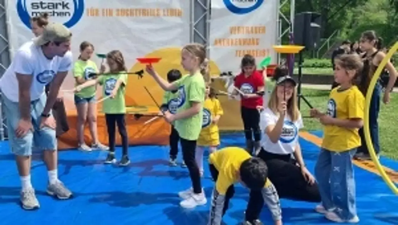 Kinder auf der „Kinder stark machen“-Spielbühne bei der Tellerjonglage.