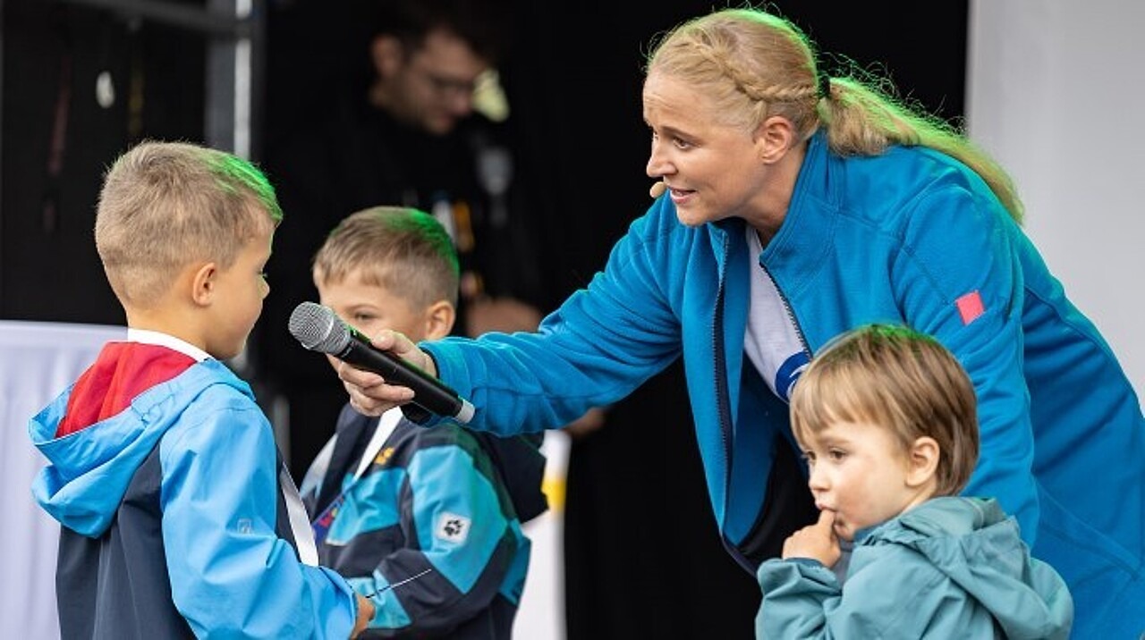 Singa interviewt auf der Bühne drei Kinder
