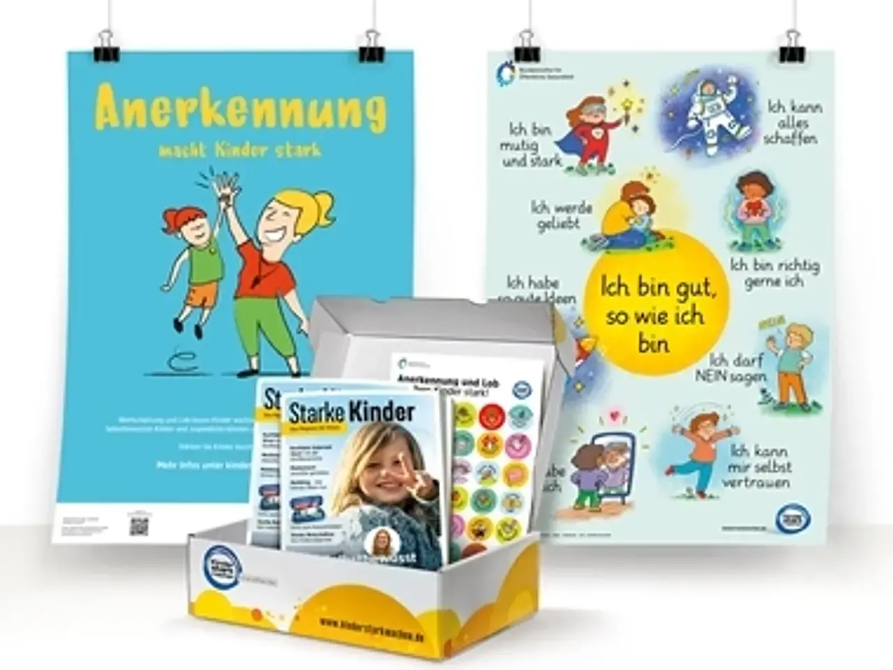 Geöffnete Elternabend-Box mit Inhalt und farbenfrohen Plakaten dahinter