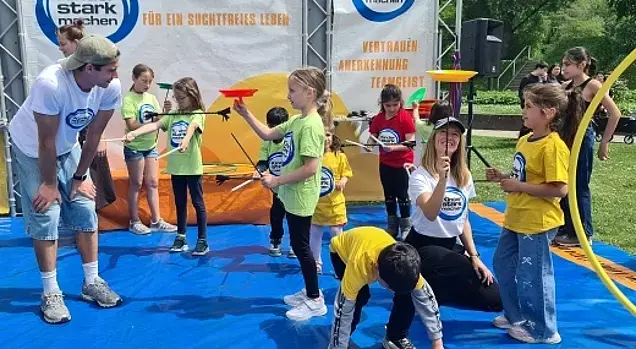 Kinder auf der „Kinder stark machen“-Spielbühne bei der Tellerjonglage.