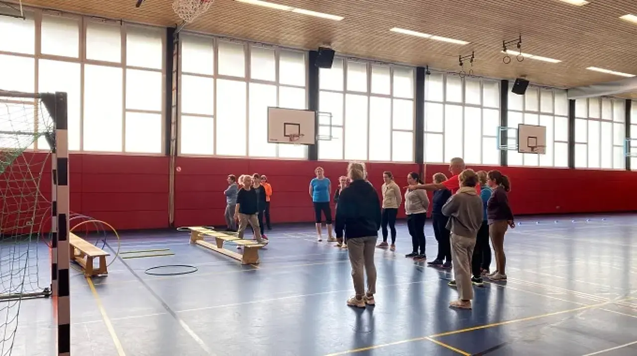 Harald Schmid erklärt die nächste Übung.