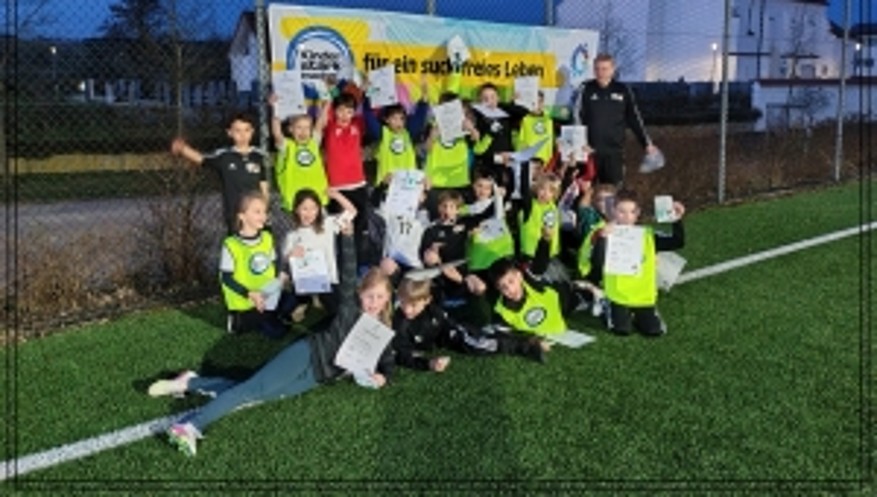 Die Kinder mit ihren Urkunden vor dem  „Kinder stark machen“-Banner