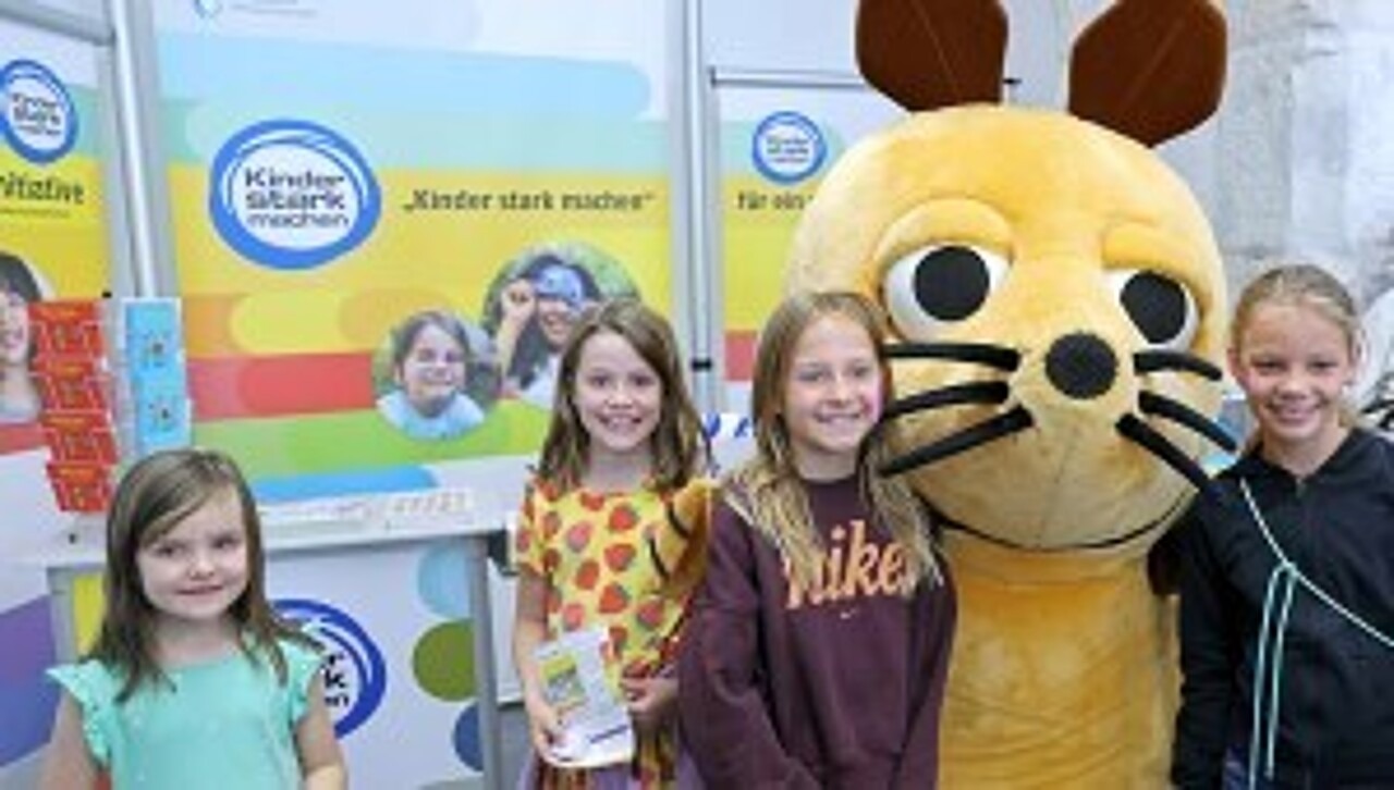 Kinder mit der Maus auf der „Kinder stark machen“-Bühne 