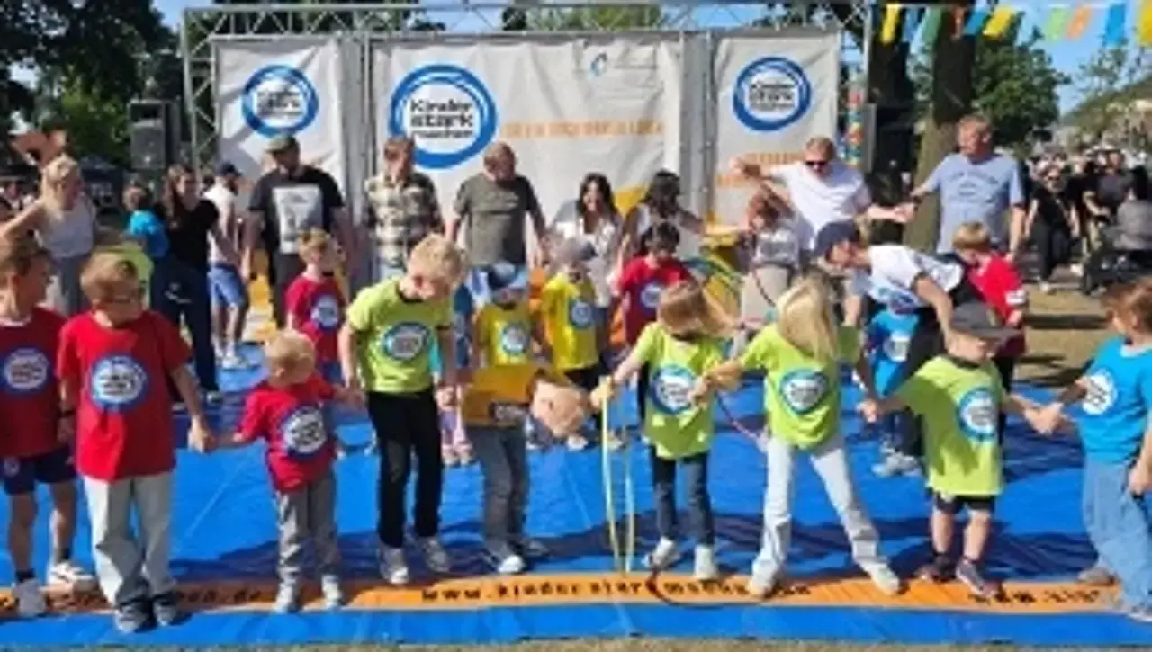 Kinder auf der „Kinder stark machen“-Spielbühne beim Hula Hoop-Spiel