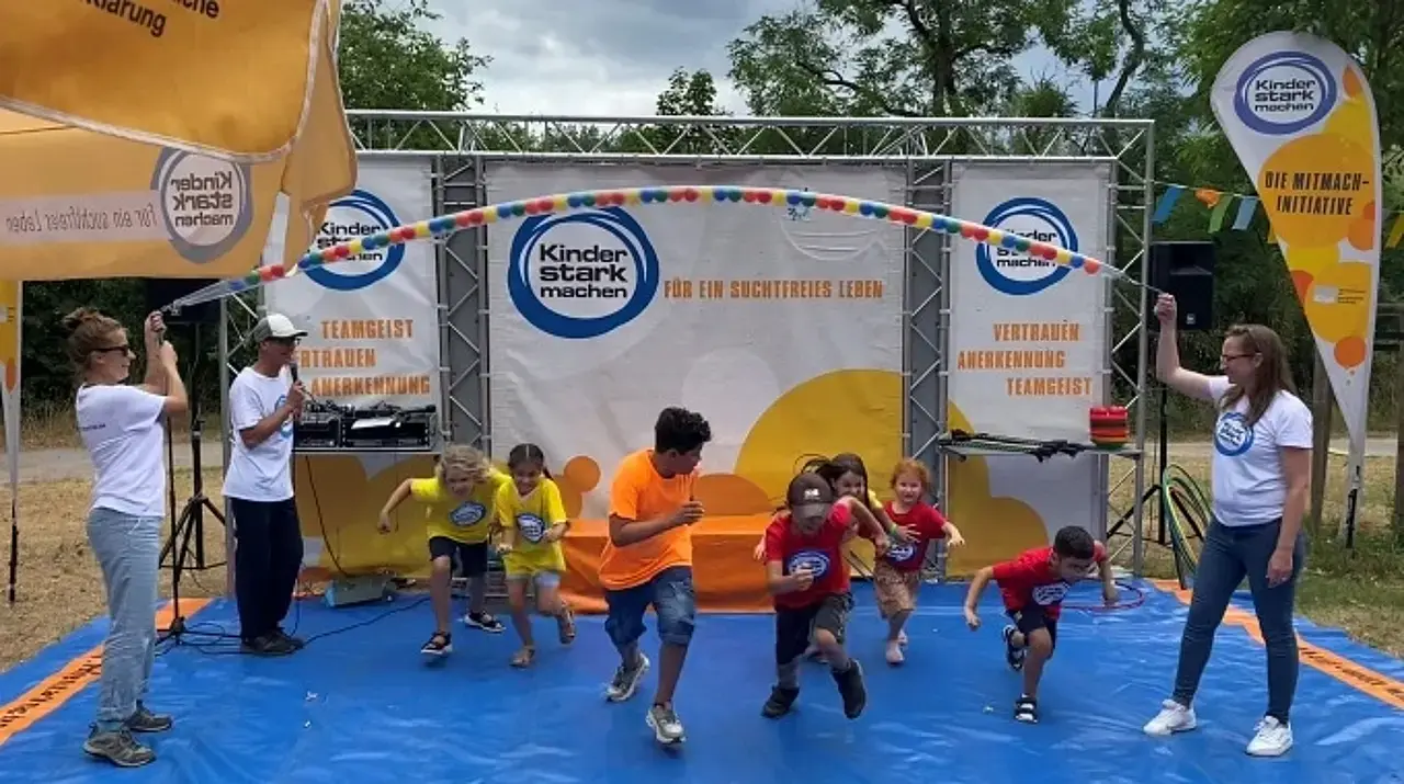   Kinder auf der „Kinder stark machen“-Spielbühne üben sich im gemeinsamen Seilspringen.