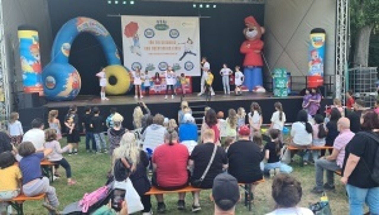 Kinder beim Hula-Hoop-Reifenschwingen auf Bühne beim Bremer Kindertag