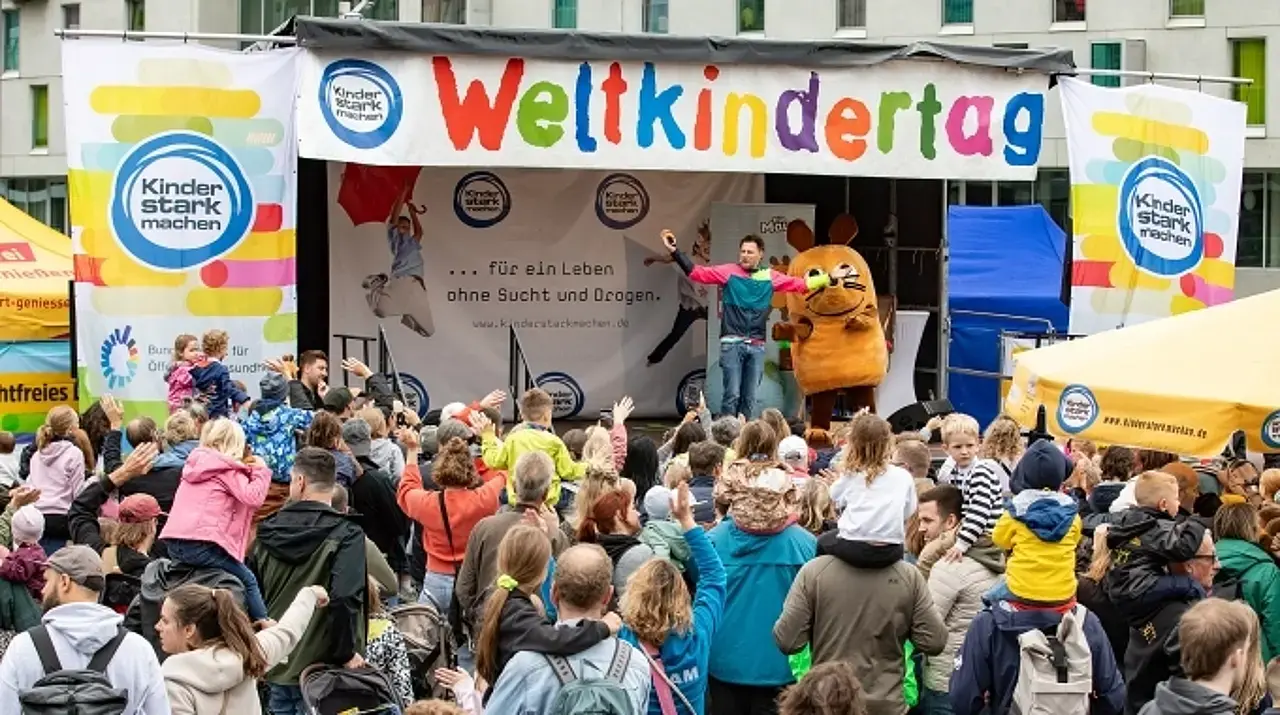 Viel Publikum vor der BIÖG-Bühne beim Auftritt mit der Maus.