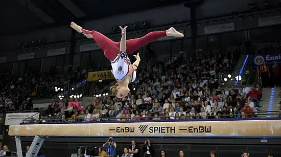 Sarah Voss turnt auf dem Schwebebalken. Die Aufnahme zeigt sie kopfüber beim Spreitz-Salto.