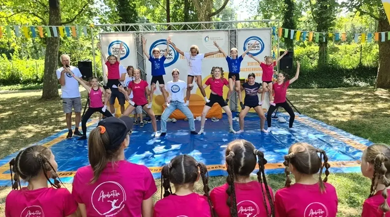 Kinder auf der „Kinder stark machen“-Spielbühne bauen eine Menschenpyramide.