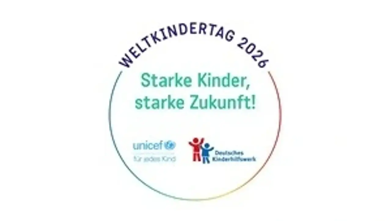 Kreisrundes Logo zum Weltkindertag mit dem Schriftzug „Starke Kinder, starke Zukunft!“  