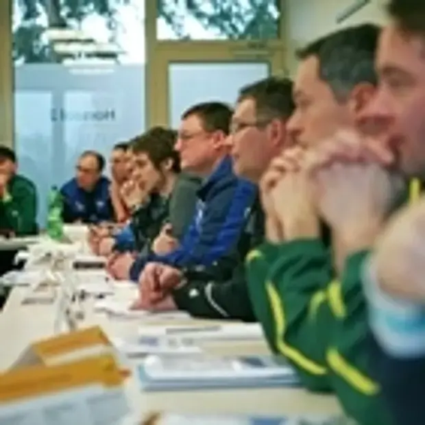 Trainer verfolgen konzentriert eine Schulung