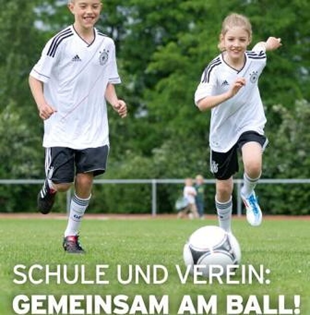 Junge und Mädchen im Fußballtrikot laufen auf einen Fußball zu; unten der Schriftzug „Schule und Verein: Gemeinsam am Ball!“
