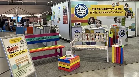 Der Stand der Mitmach-Initiative „Kinder stark machen“ 2025 auf der didacta mit zwei bunten Freundschaftsbänken