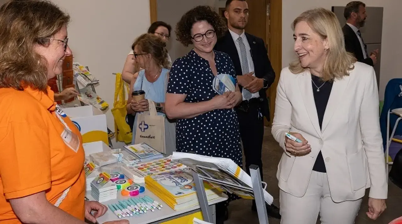 © Carsten Kobow Bundesgesundheitsministerin Nina Warken am „Kinder stark machen-Infostand