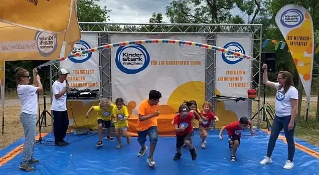   Kinder auf der „Kinder stark machen“-Spielbühne üben sich im gemeinsamen Seilspringen.
