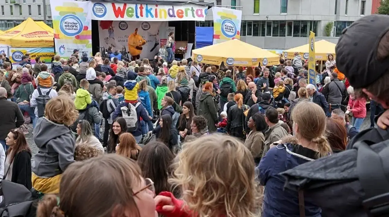 Die WDR-Maus auf der BIOEG-Bühne wird vom Publikum vor der Bühne - vielen Eltern mit ihren Kindern - gefeiert.