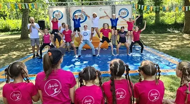 Kinder auf der „Kinder stark machen“-Spielbühne bauen eine Menschenpyramide.