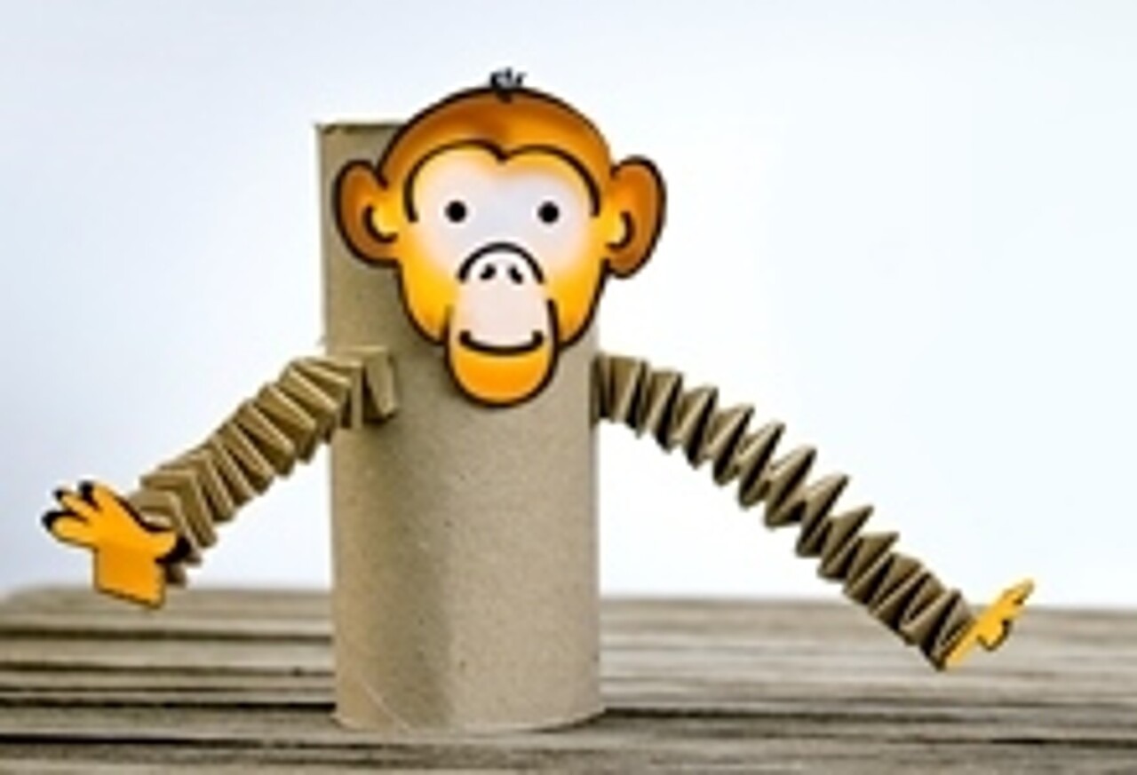 Ein aus einer Klopapierrolle gebastelter Affe