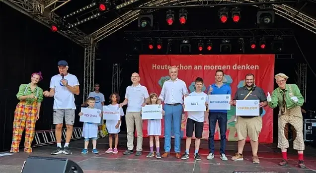 Der Oberbürgermeister demonstriert die wichtigsten Begriffe von „Kinder stark machen“ wie Anerkennung und Vertrauen