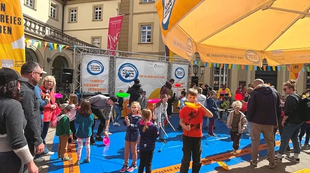 Kinder bei der Tellerjonglage auf der Aktionsbühne