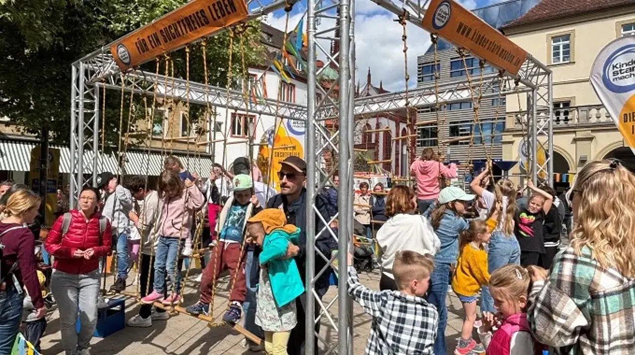 Viele Kinder im Klettergarten