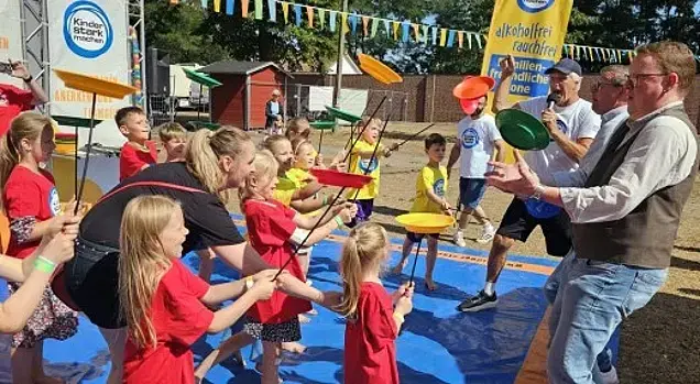 Kinder mit dem Essener Bürgermeister bei der Teller-Jonglade