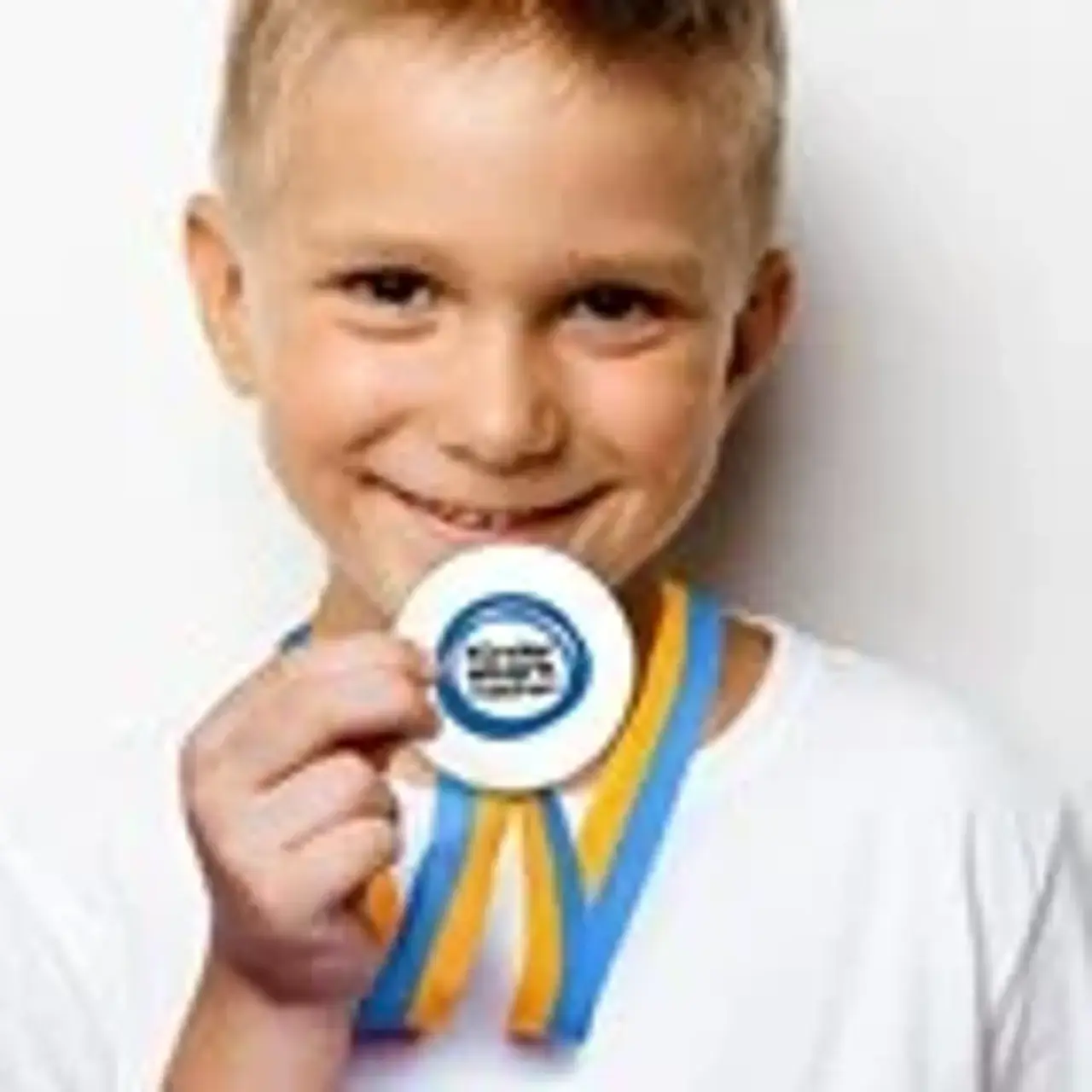 Junge zeigt seine gebastelte Medaille
